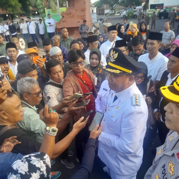 Tiba di Situbondo, Mas Rio dan Mbak Ulfi Disambut Ribuan Pendukung