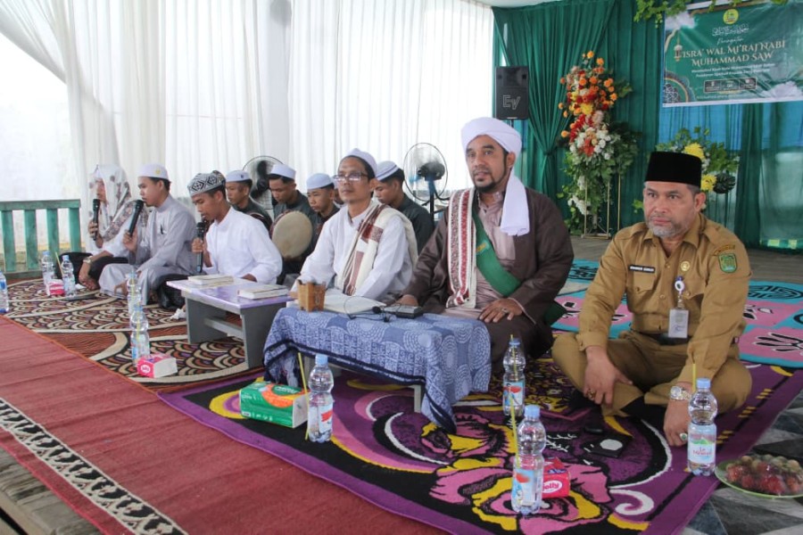 Bupati Indragiri Hilir (Inhil) diwakili Staf Ahli Bidang Kemasyarakatan dan SDM Muammar Ghadaffi, hadiri Peringatan Isra Mi’raj Nabi Muhammad SAW di Pondok Pesantren (Ponpes) Yasin Al-Islami, yang terletak di Jalan Suhada II 