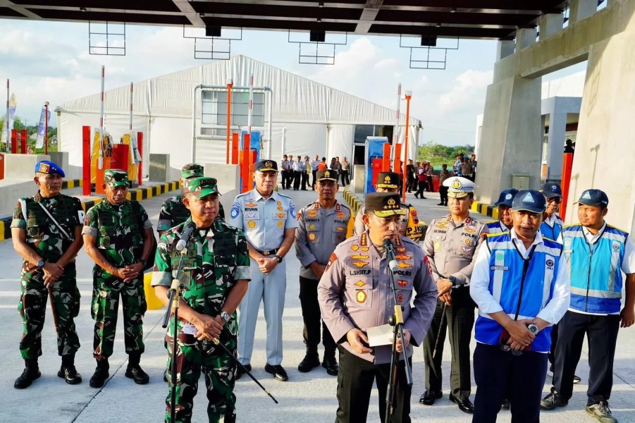 Kapolri Jenderal Listyo Sigit Tinjau Tol Prambanan, Minta Pelayanan Masyarakat saat Nataru Dimaksimalkan