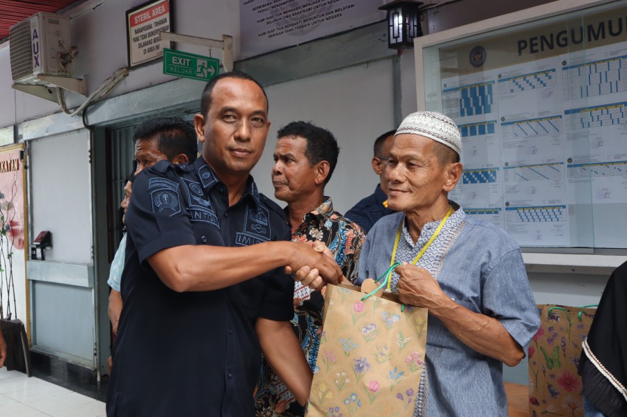 Lapas Tembilahan Gelar Bakti Sosial, Salurkan 17 Paket Sembako untuk Keluarga Warga Binaan