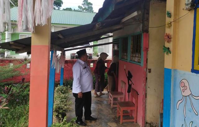 Ketua DPRD Inhu Rehabilitasi Ruang Guru TK Islam, Bersempena Hari Guru dan HUT Partai Nasdem