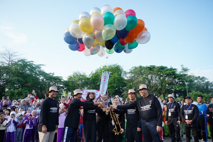 Peringati Hardiknas 2025, Bupati Inhil Senam Bersama Ratusan Siswa Siswi