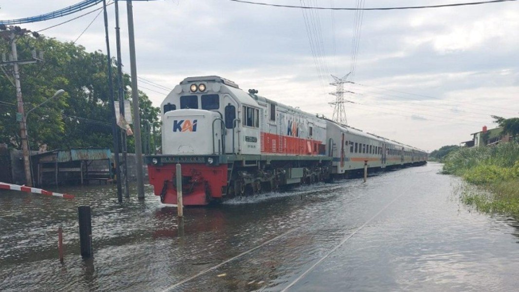 Hujan Deras Sebabkan Banjir di Depan Stasiun KAI Medan, Kondisi Kini Sudah Normal