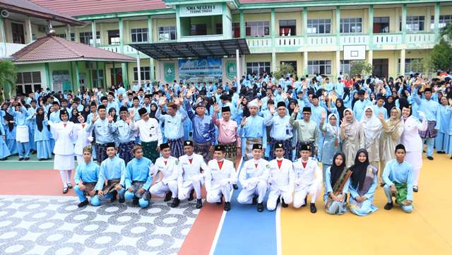 Bupati Meranti Pimpin Upacara di SMA Negeri 1 Tebing Tinggi, Tekankan Disiplin dan Etika di Era Digital