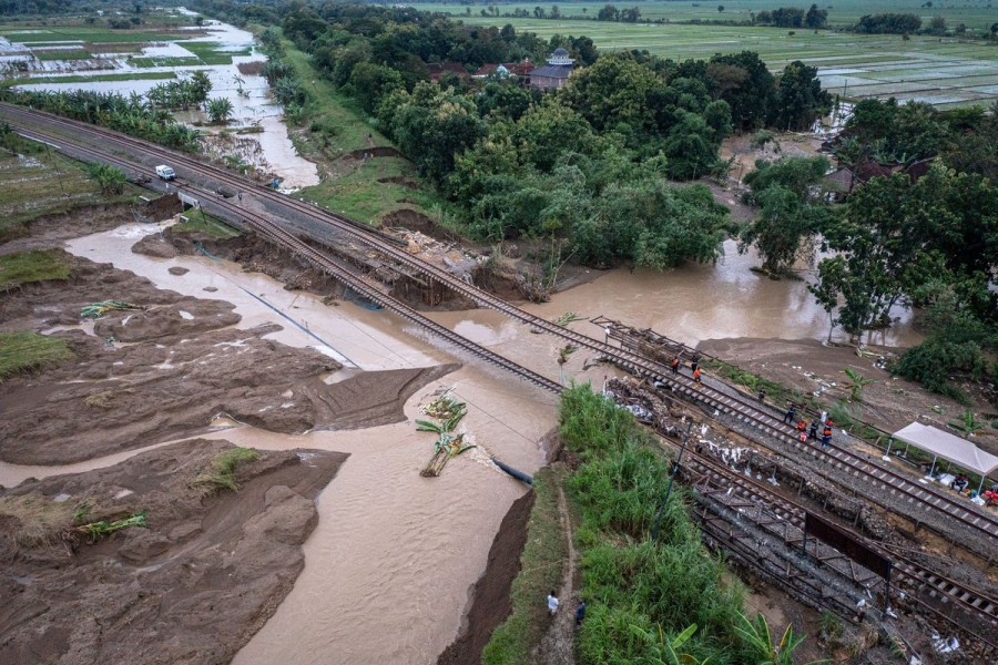 Lebih dari 1.200 Penumpang Batalkan Tiket Akibat Banjir Terjang Rel Kereta di Grobogan