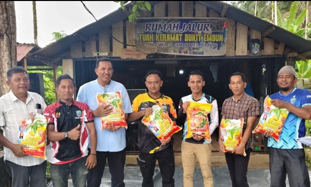 Dukungan Moril dan Materi, Irjon Berikan Bantuan untuk Keluarga Atlet Pacu Jalur