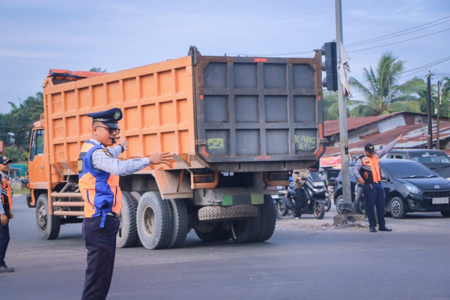 Wako Pekanbaru Tegaskan Truk Tonase Besar Langsung Kena Tilang