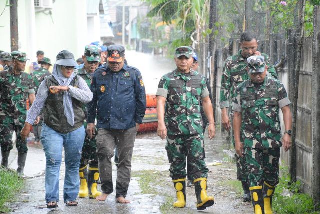 Danrem 031/WB Tinjau Warga Terdampak Banjir di Rumbai