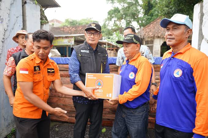 Bupati Lamongan Salurkan Bantuan Logistik untuk Korban Banjir Bengawan Solo