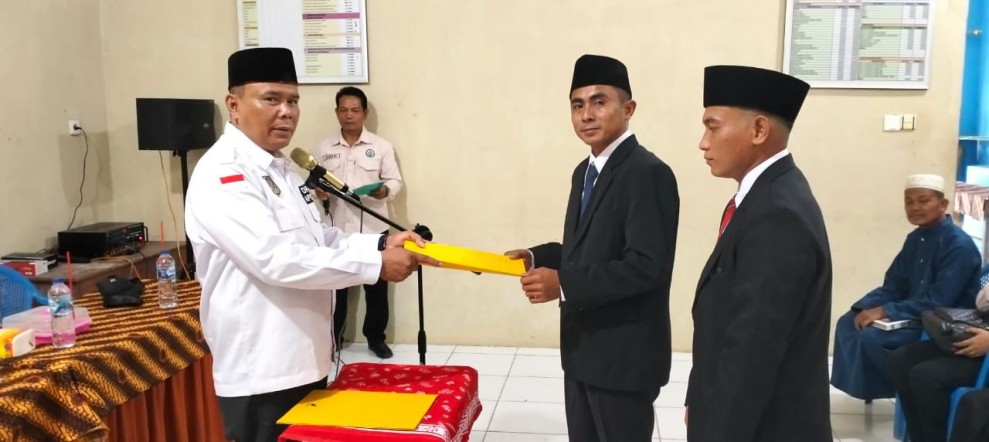 Kades Usman Pimpin Langsung Pelantikan Kaur Umum dan Kadus III Polak Pisang