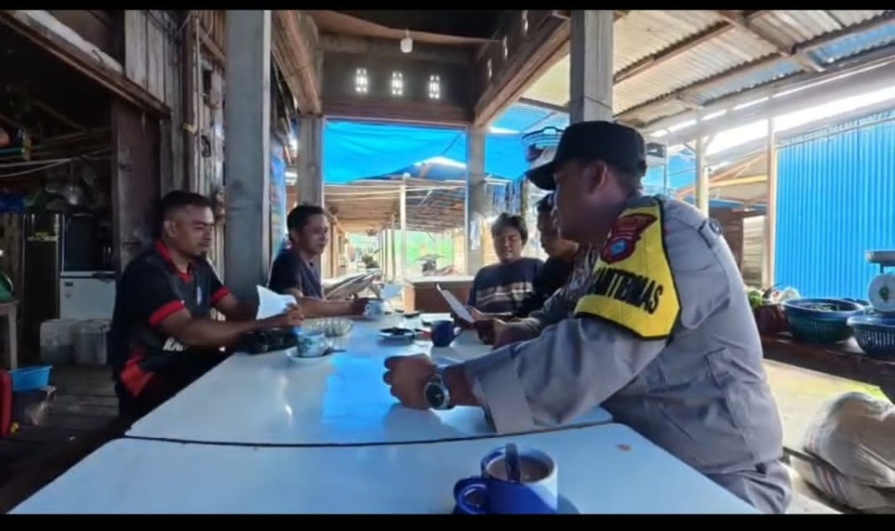 Bhabinkamtibmas Polsek Pelangiran Gencarkan Edukasi Mitigasi Kabut Asap dengan Metode Warung ke Warung