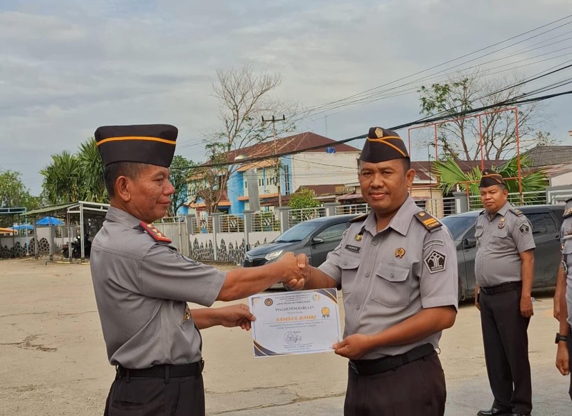 Berhasil Gagalkan Penyeludupan Hp Ilegal, Petugas Lapas Tembilahan Terima Penghargaan