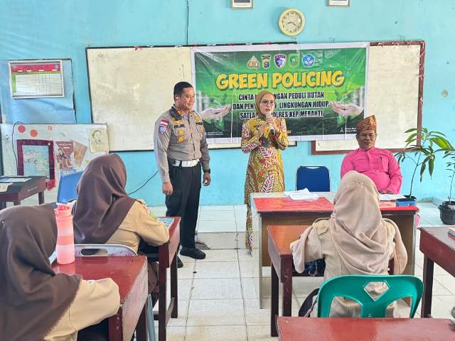 Bersama Polres Kepulauan Meranti, Kades Mekong Ikut Sosialisasikan Program Green Policing di Dua Sekolah