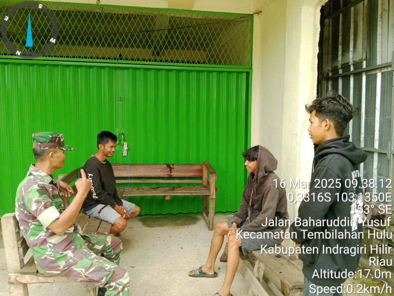 Babinsa Koramil 01/Tbh Jalin Silaturahmi dengan Juru Parkir di Parit 8