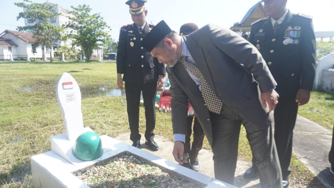 Pemkab Inhil bersama Forkopimda Gelar Tabur Bunga di Makam Pahlawan Yudha Bhakti untuk Hormati Jasa Pahlawan