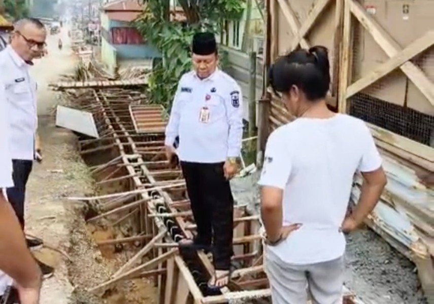 Antisipasi Musim Hujan, Pemkab Pelalawan Normalisasi dan Bersihkan Drainase di Pangkalan Kerinci