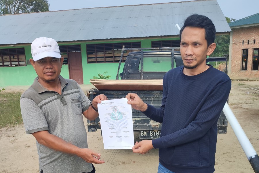 Wujud Kepedulian Pendidikan, PT Agritasari Prima Serahkan Bantuan Material Bangunan untuk MTs Al-Amanah