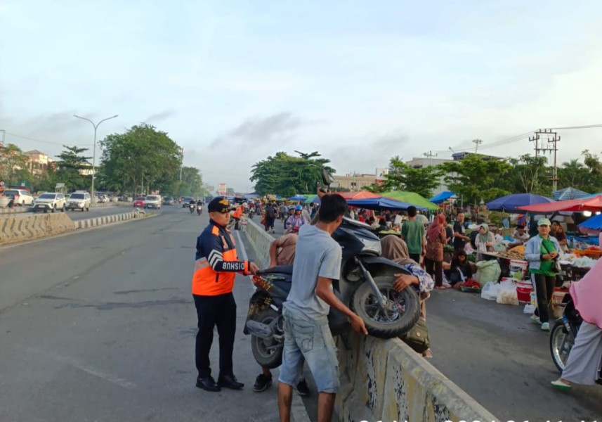 Parkir Sembarangan, Dishub Pekanbaru Tindak Sejumlah Kendaraan Pengunjung Pasar Arengka