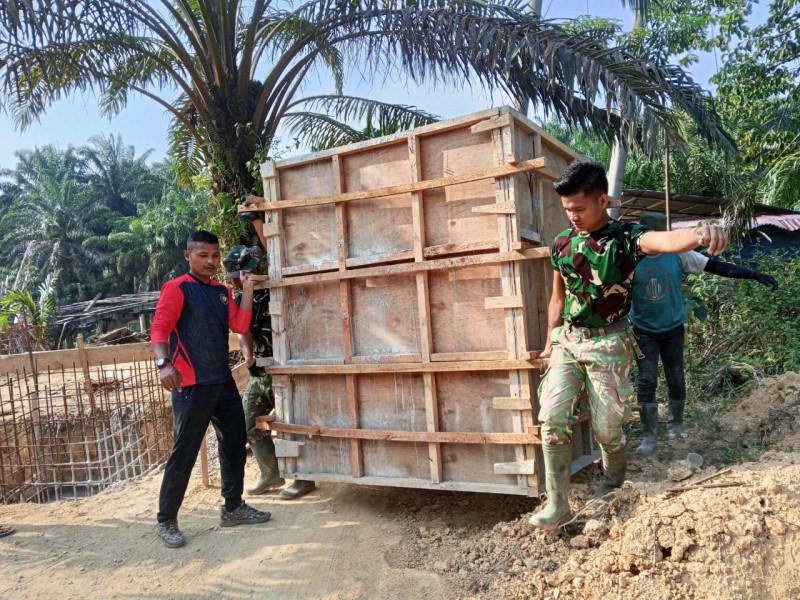 Personel Kodim Inhil Terus Pacu Progres Pembangunan Jembatan Gantung Keritang Hulu