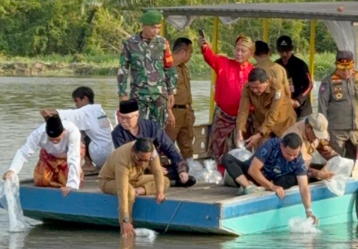 Jadikan Lokasi Wisata Mancing, Bupati Zukri Lepas 13 Ribu Bibit Ikan Patin di Sungai Kerinci