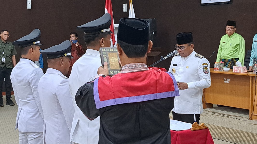 Lantik Tiga Kades PAW, Bupati Zukri Ingatkan Pentingnya Integritas dan Niat Pemimpin