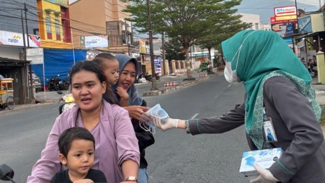 BSI Area Lampung Bagikan Masker di Sejumlah Titik Terdampak Abu Vulkanik