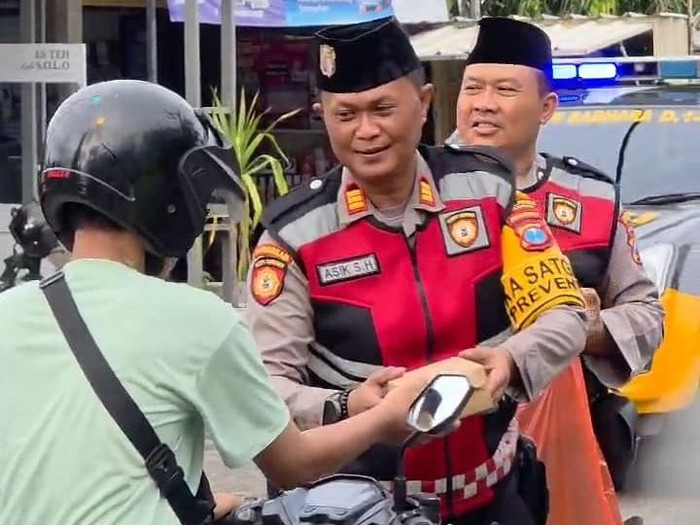 Samapta Polres Lamongan Bagikan Takjil dan Patroli Ngabuburit di Tengah Masyarakat