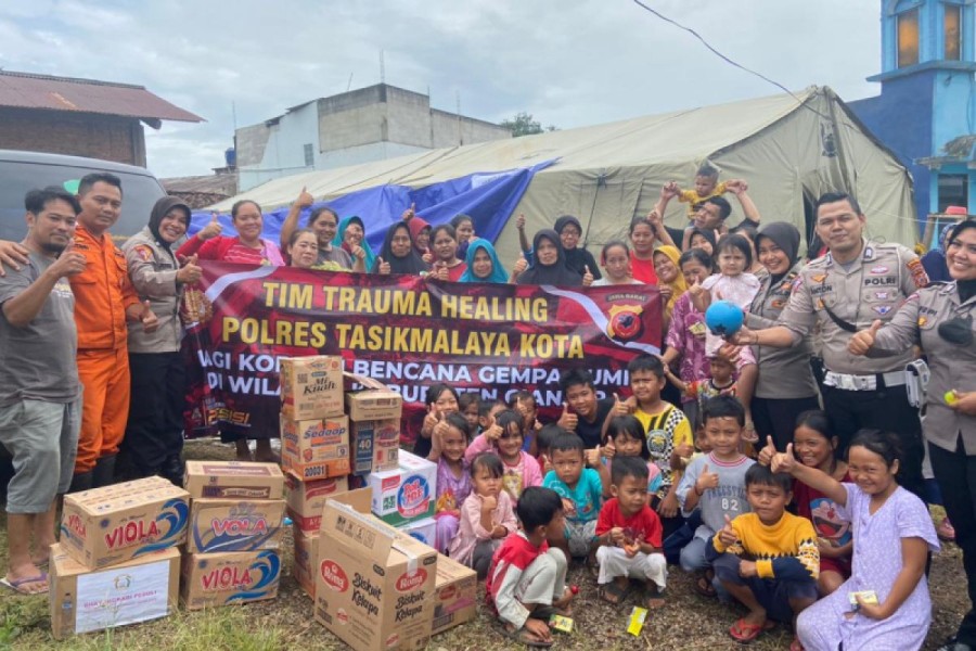 Polda Riau Turunkan Tim Trauma Healing dan Bantuan Logistik untuk Korban Banjir di Kampar