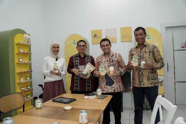 Anggota DPR RI Hendry Munief Apresiasi UMKM Olahan Nanas Pinaloka di Siak