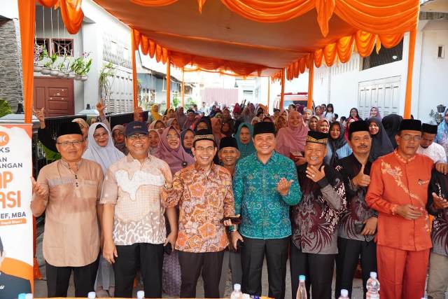 Hendry Munief Keliling Siak, Serap Aspirasi dan Serahkan Beasiswa,  NIB dan Sertifikat Halal