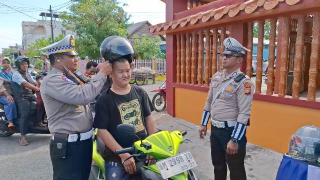 Peduli Keselamatan, Sat Lantas Polres Meranti Bagi-bagi Helm Gratis Ke Pengendara