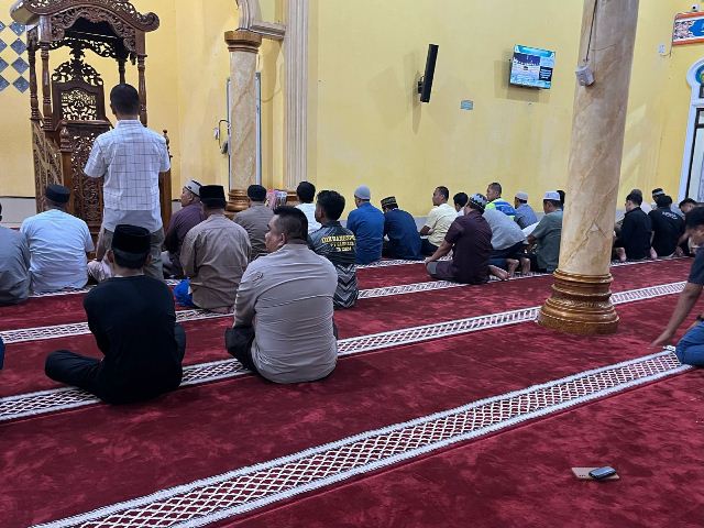 Polsek Bandar Sei Kijang Laksanakan Sholat Maghrib dan Isya untuk Menciptakan Suasana yang Sejuk dan Kondusif