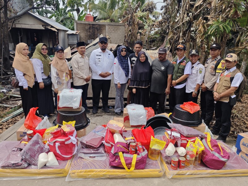 Ringankan Duka Korban Kebakaran Seberang Tembilahan, Camat Tembilahan Serahkan Bantuan