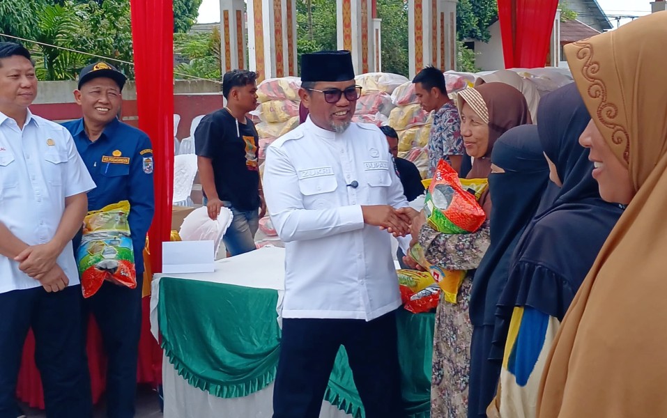 Bupati Pelalawan Salurkan Bantuan Operasi Pasar untuk Warga P3KE di Pangkalan Kerinci