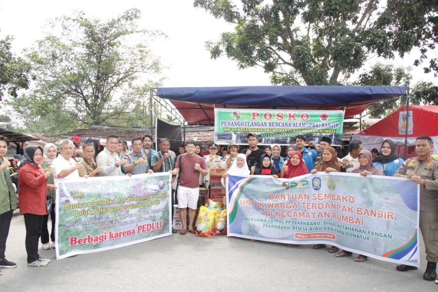 Satpol PP, DKP Pekanbaru dan BEM SI Serahkan Bantuan Sembako Kepada Korban Banjir di Rumbai