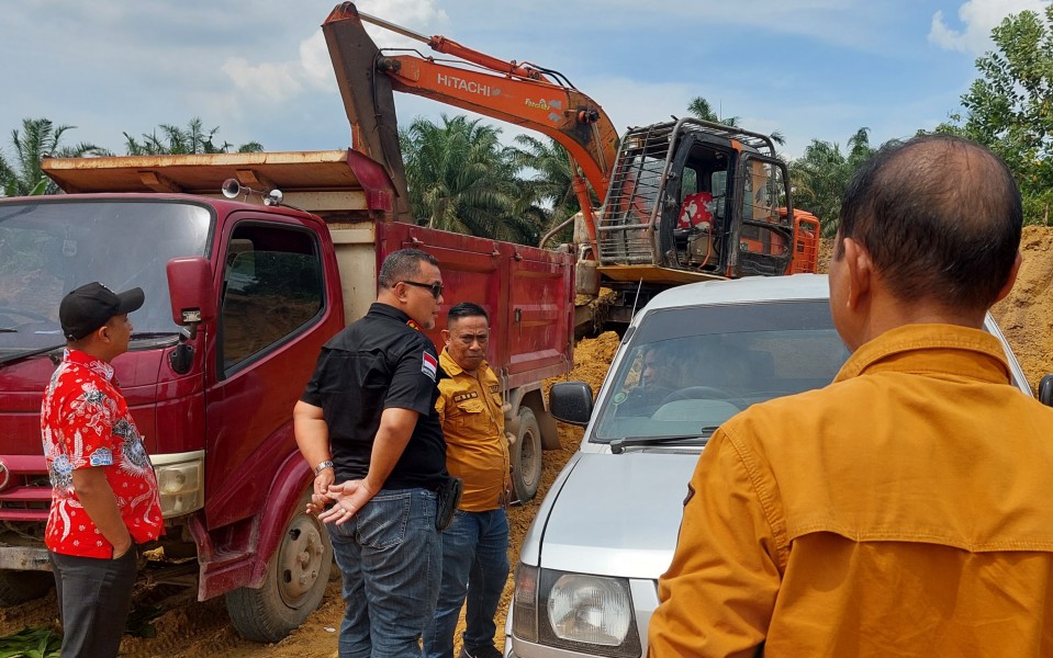 Diduga Ilegal, Dinas ESDM Riau Hentikan Aktivitas Galian C di Desa Makmur Sp6  Pangkalan Kerinci Pelalawan