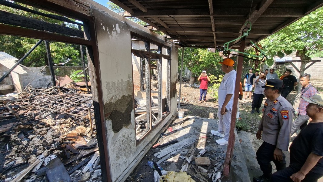 Gerak Cepat, Bupati Situbondo Kunjungi Korban Kebakaran Rumah Akibat Kebocoran Gas