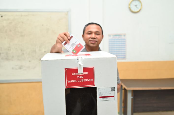 Abdul Wahid Nyoblos di TPS 15, Menang Telak atas Dua Rivalnya