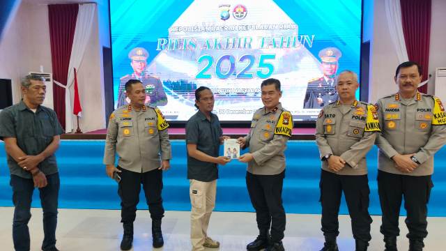 Usai Penyampaian Rilis Akhir Tahun 2025, Kapolda Kepri Terima Buku 'Tolak Jadi Korban TPPO' dari JMSI