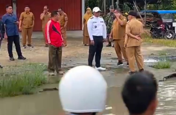 Genangan Banjir di Jalintim Pangkalan Kuras, Bupati Pelalawan Perintahkan Penanganan Cepat