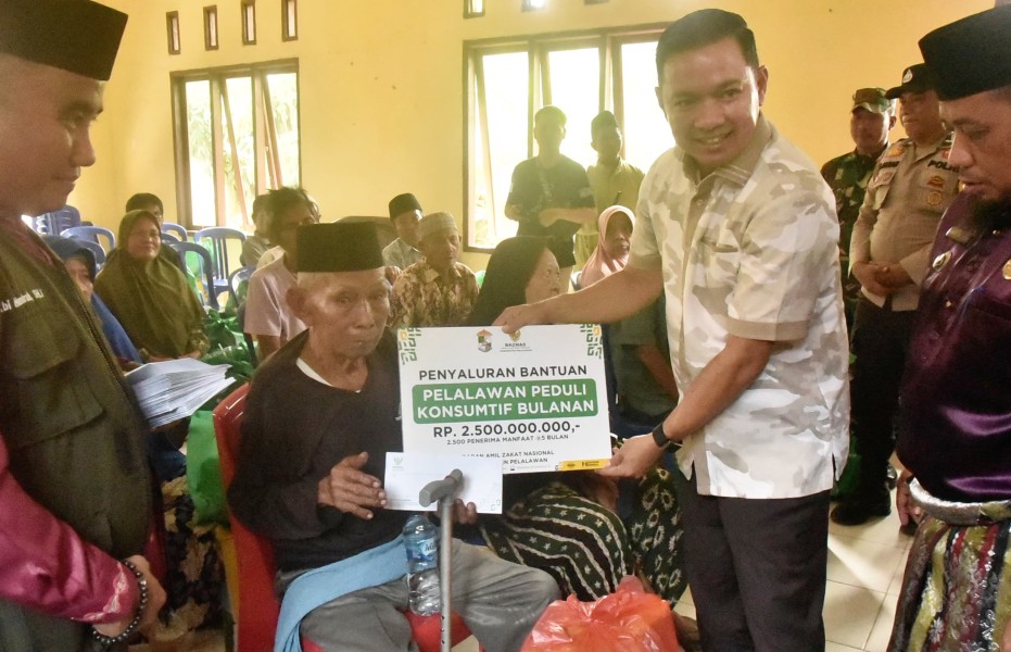 Peletakan Batu Pertama Program Bedah Rumah di Sorek, Husni Tamrin juga Serahkan Bantuan Baznas