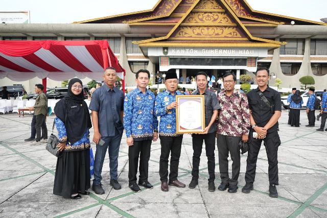 Bupati Asmar Terima Penghargaan atas Capaian Pelayanan Kesehatan Gratis