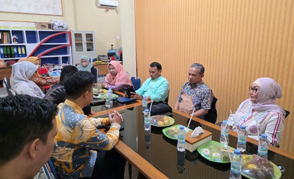 HJ Syafni Zuryanti Pimpin Rapat Evaluasi Strategis Penguatan STIKes Husada dan UNISI
