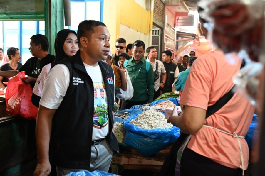 Blusukan ke Pasar Ujung Batu, Abdul Wahid Janji Stabilkan Harga Pasar