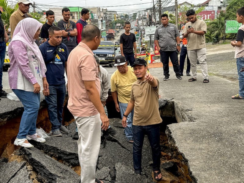 Tinjau Jalan Amblas, Wako Pekanbaru Pastikan Segera Diperbaiki