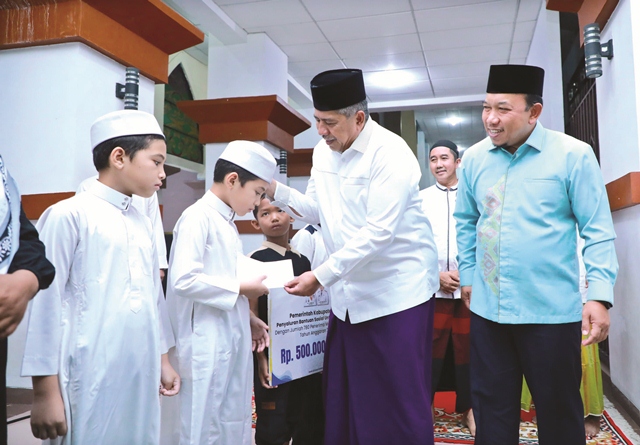 Bupati Alfedri Santunan Anak Yatim Agar Mereka Merasakan Kegembiraan Sambut Hari Raya