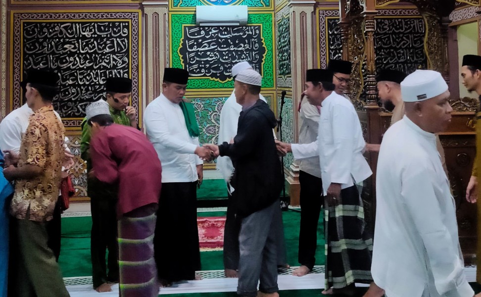 Bupati Zukri Ikuti Kegiatan Maghrib Mengaji bersama Masyarakat Kelurahan Langgam