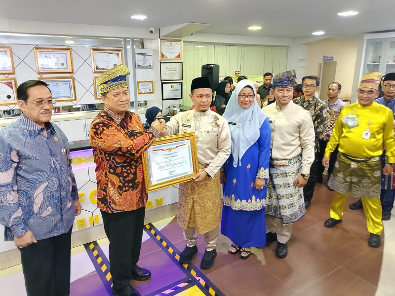 Disdukcapil Pekanbaru Raih Penghargaan Pelayanan Prima dari Kemenpan RB