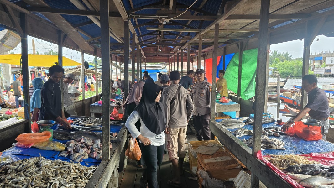 Bhabinkamtibmas Polsek Pelangiran Gencarkan Himbauan Kamtibmas di Pasar Mingguan Desa Tanjung Simpang