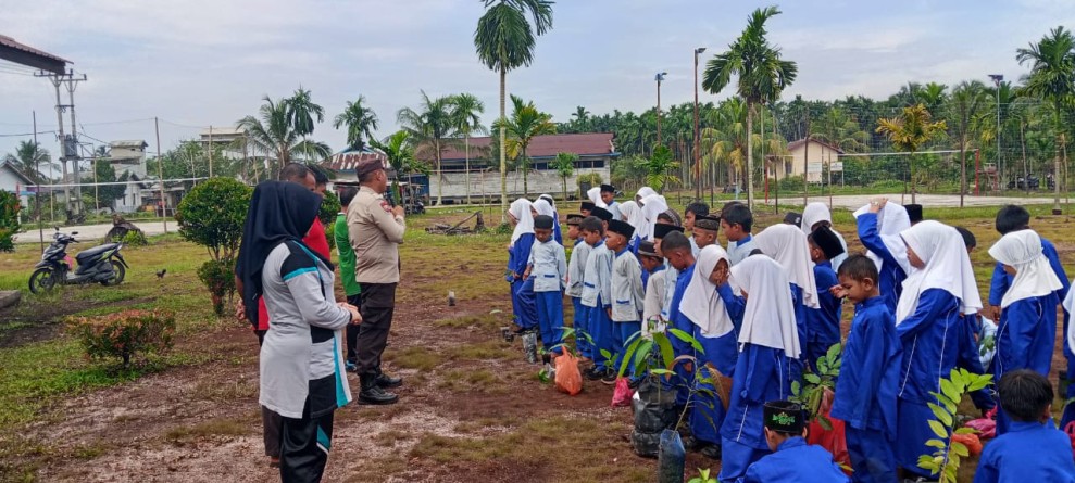 Bhabinkamtibmas Polsek Pulau Burung Tanamkan Jiwa Kepedulian Lingkungan Sejak Dini Lewat Program Green Policing